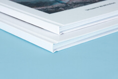 Hochwertiges Fotobuch, Layflat-Hardcover, quadratisches Format, Detailansicht Buchrücken
